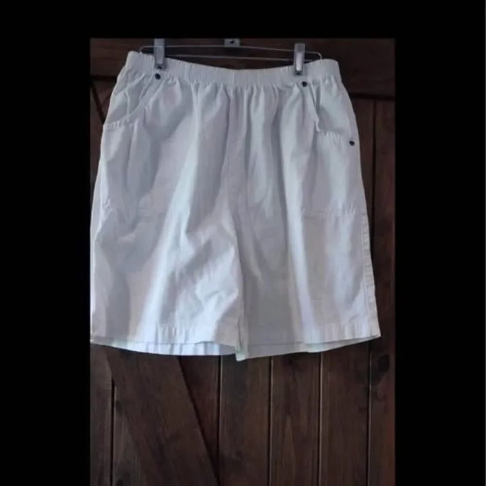 Size 14 American Sweetheart White Shorts Elastic Waist Pockets 7” Inseam no stai